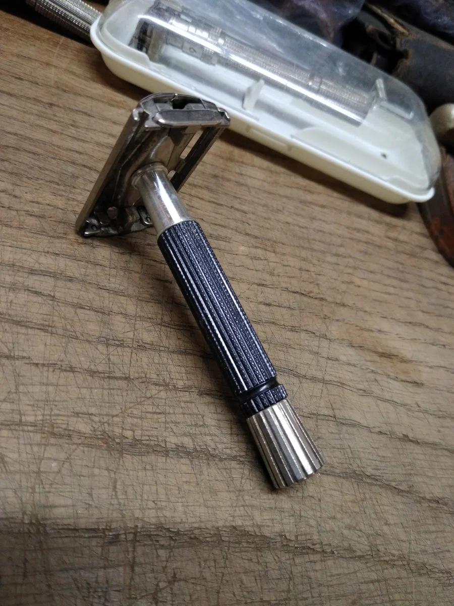 Vtg 1969 O4Gillette Flare End Black Handle TTO Safety Razor Nice Shape!