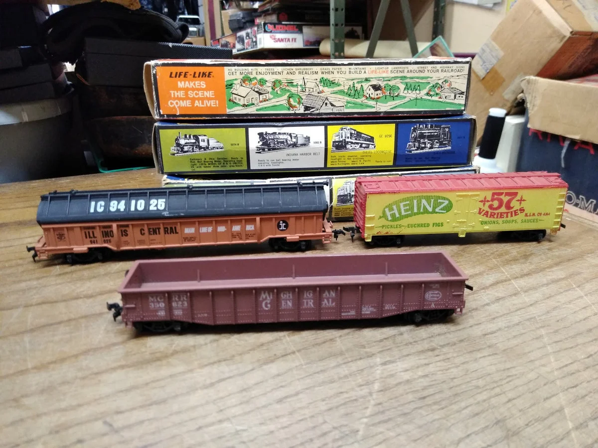 Vtg 3 Pc HO Scale Freight Train Car Lot AHM, Life Like 51' Cable Dispensing Car